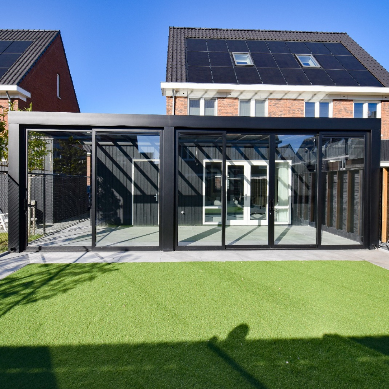 MB Line Aluminium Veranda Zwart met Glazen dak, Vaste Zijwanden &amp; Schuifwanden